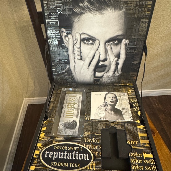 Taylor Swift Reputation Stadium VIP Box Set - Picture 6 of 14